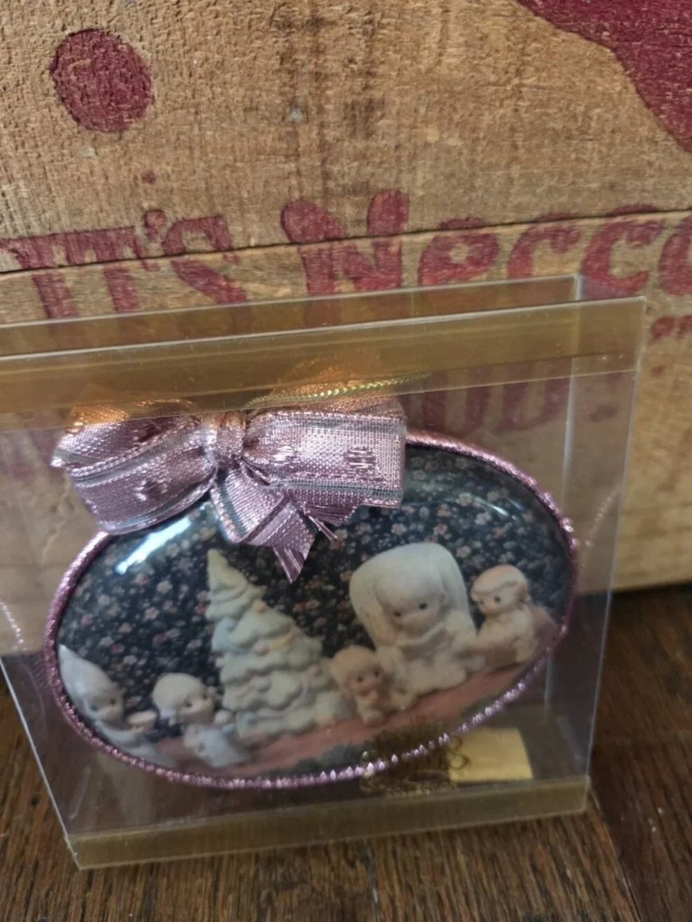 Vtg Precious Moments Family Christmas Story Ornament Oval